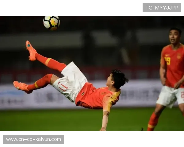 足球临门一脚踢飞，解说怒吼“怎么可能”